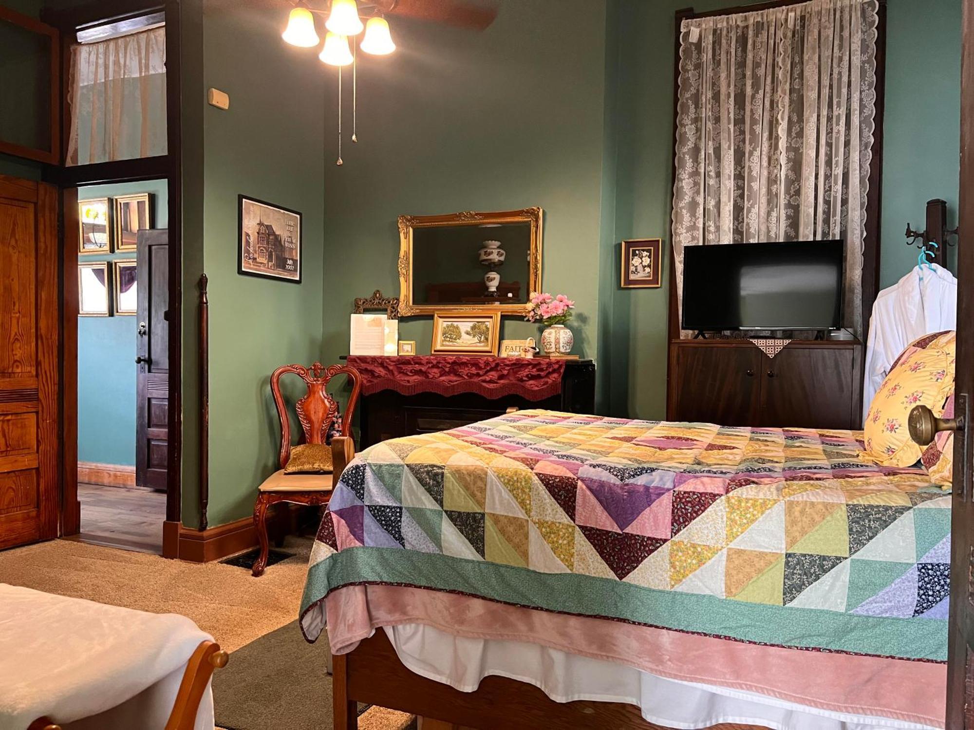 Bed & Breakfast Mansion On The Mile Indianapolis